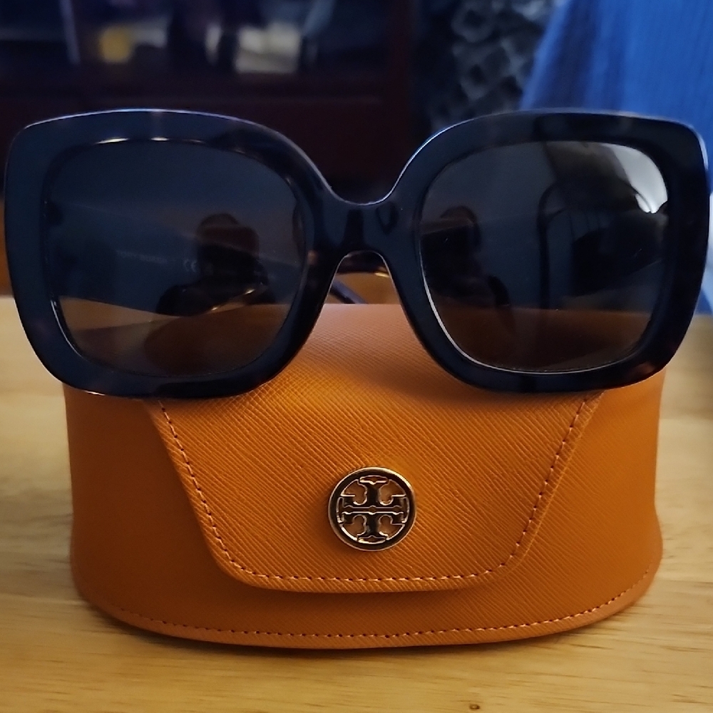 Tory Burch Tortoise Shell Shades Case Included .